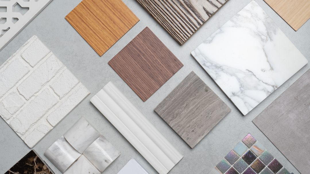 différents types de matériaux (bois, marbre, carrelage etc.) utilisés pour concevoir un intérieur d’habitation